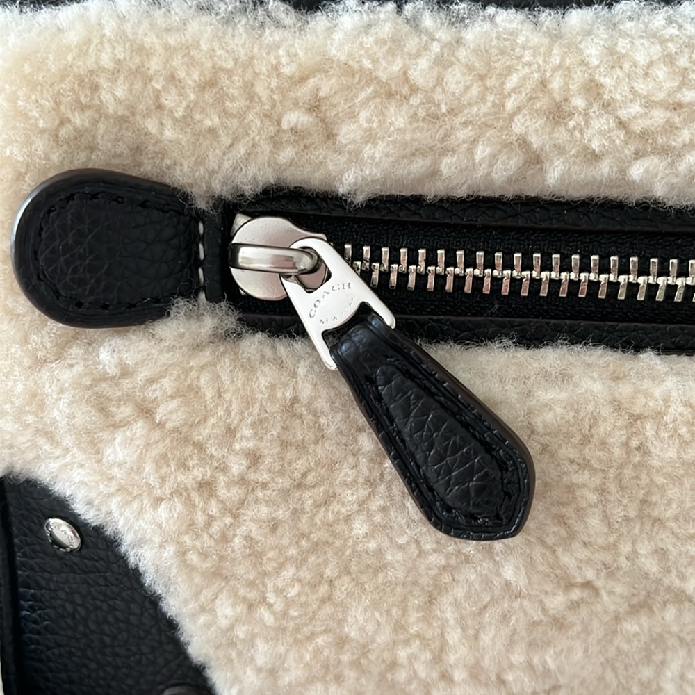 Beautiful Coach Crossbody - Picture 7 of 10